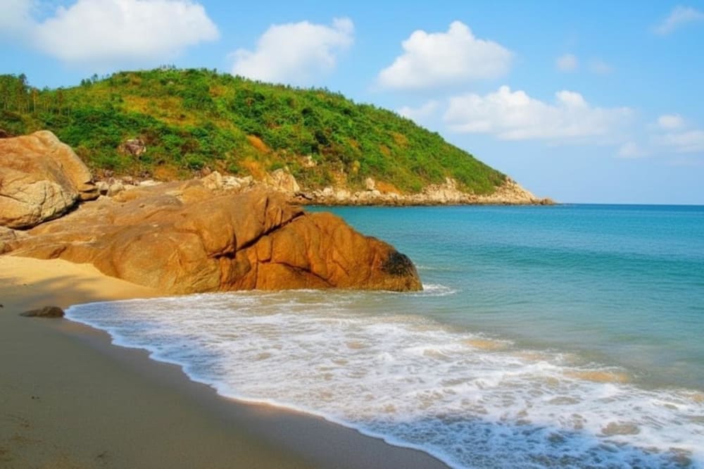 B&atilde;i biển Sa Huỳnh Quảng Ng&atilde;i l&agrave; nơi v&agrave;ng c&aacute;t h&ograve;a quyện c&ugrave;ng xanh biển tạo n&ecirc;n khung cảnh hoang sơ hiếm c&oacute;